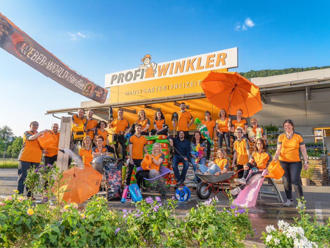 Foto des Profi-Winkler Teams vor dem Eingang.
